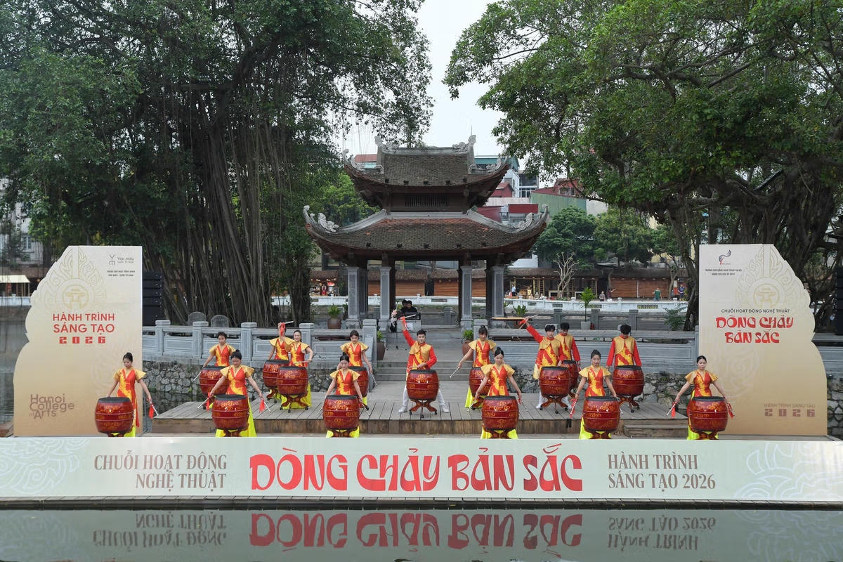 Không gian Hồ Văn (di tích Văn Miếu - Quốc Tử Giám) là điểm hẹn hấp dẫn của công chúng Thủ đô và du khách dịp nghỉ lễ.