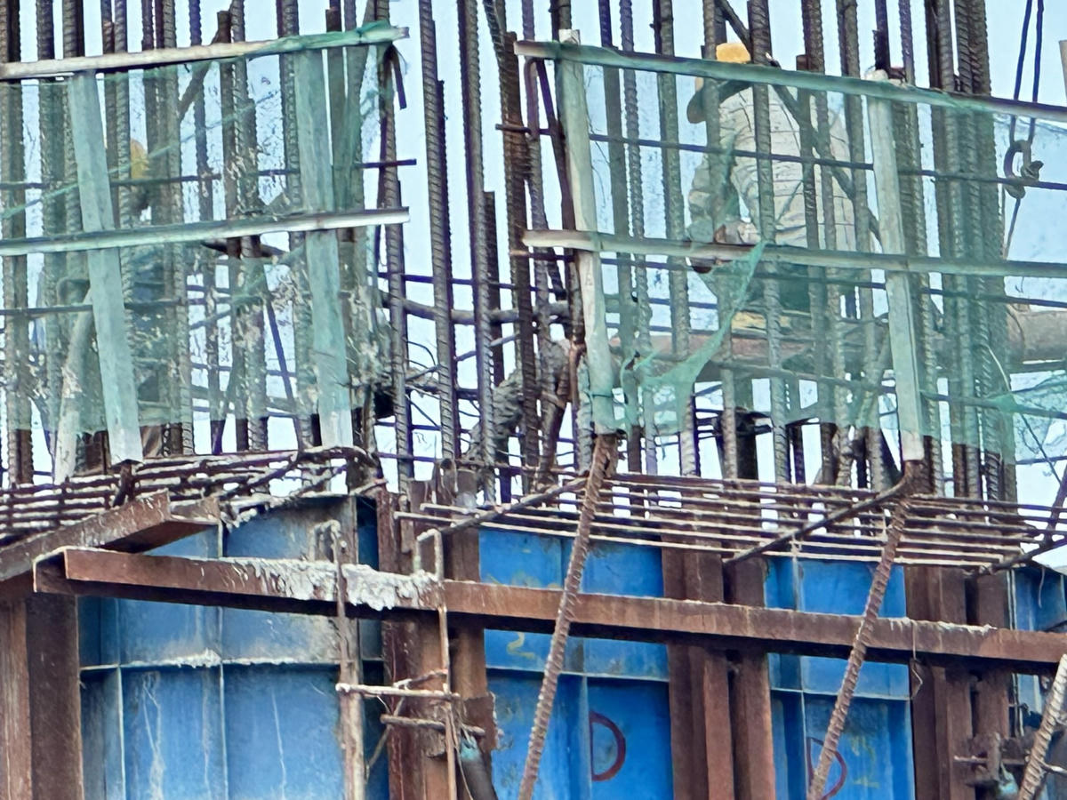 5: Công nhân đang thi công tại trụ 33 - dự án cầu Đại Ngãi 1. (Ảnh: Trung Ngãi).