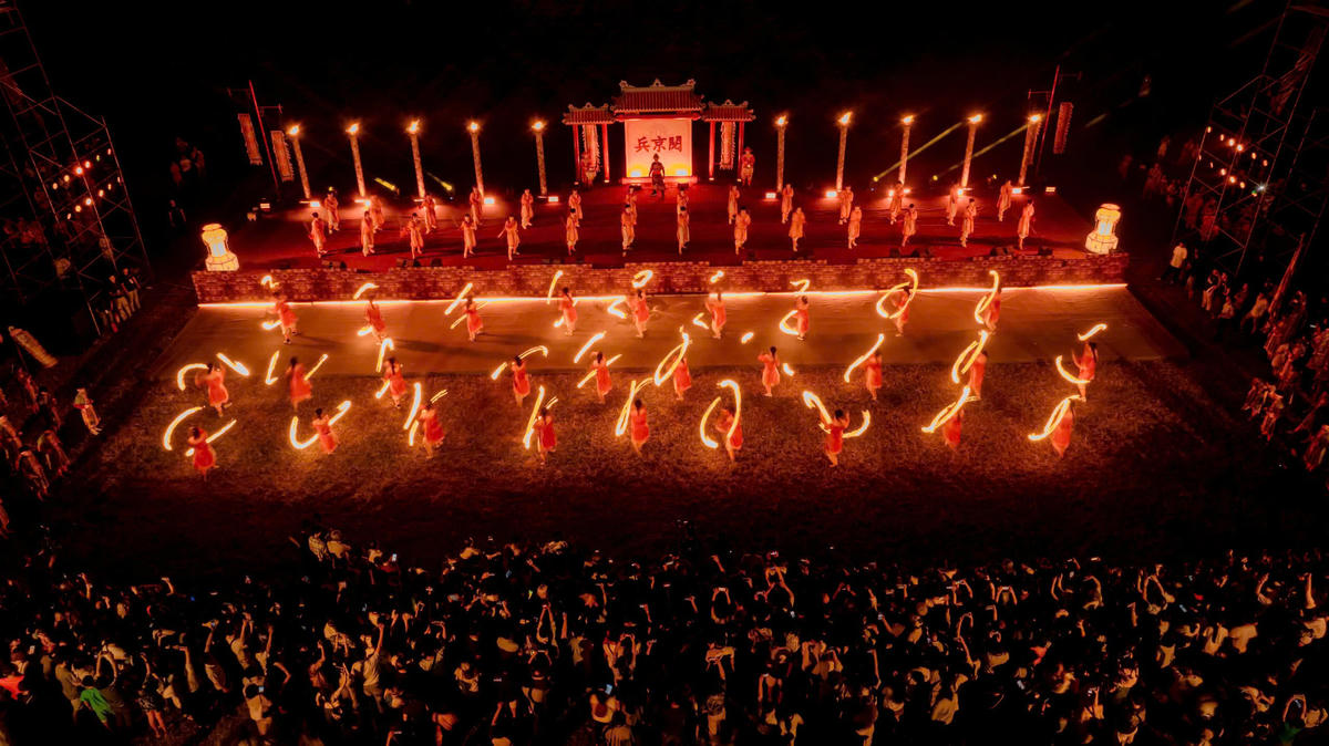 Với sự kết hợp hài hòa giữa yếu tố truyền thống và công nghệ hiện đại, chuỗi các hoạt động tại chương trình “Hoàng cung Huyền ảo” hứa hẹn không chỉ là sản phẩm du lịch về đêm đặc sắc mà còn góp phần tăng thêm các hoạt động trải nghiệm phong phú tại Đại Nội Huế, phục vụ người dân và du khách, qua đó lan tỏa giá trị di sản cố đô trong đời sống đương đại. Ảnh: T.T.