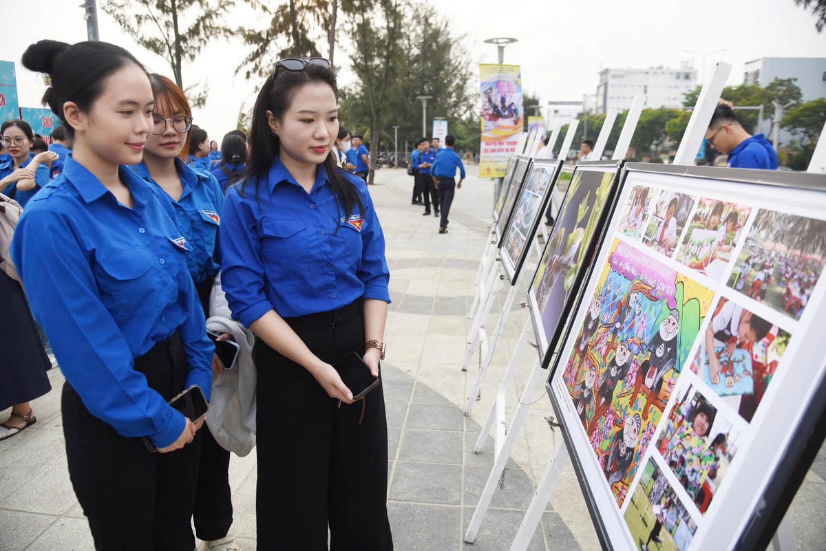 Đông đảo du khách đổ về mùa du lịch biển Đà Nẵng 2026