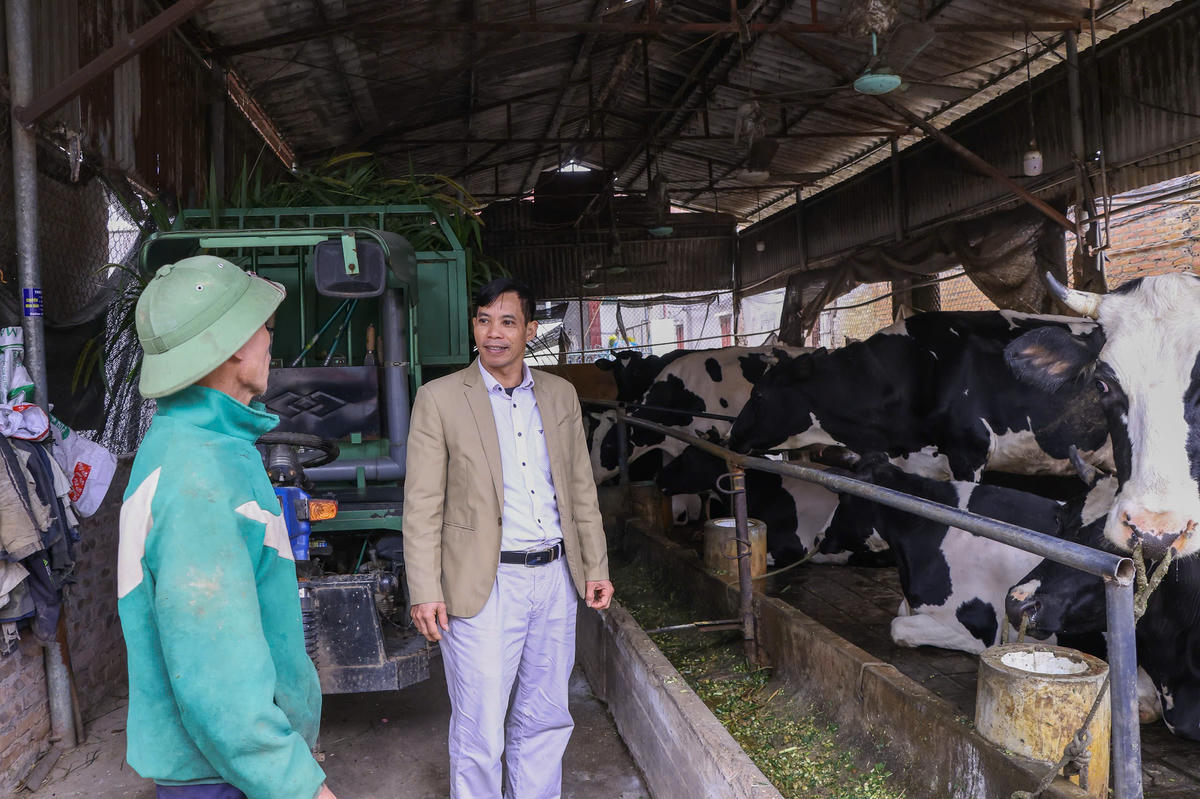 Cán bộ Hội Nông dân xã Minh Châu (Hà Nội) trực tiếp khảo sát mô hình chăn nuôi hộ gia đình. Ảnh: Quang Vinh.