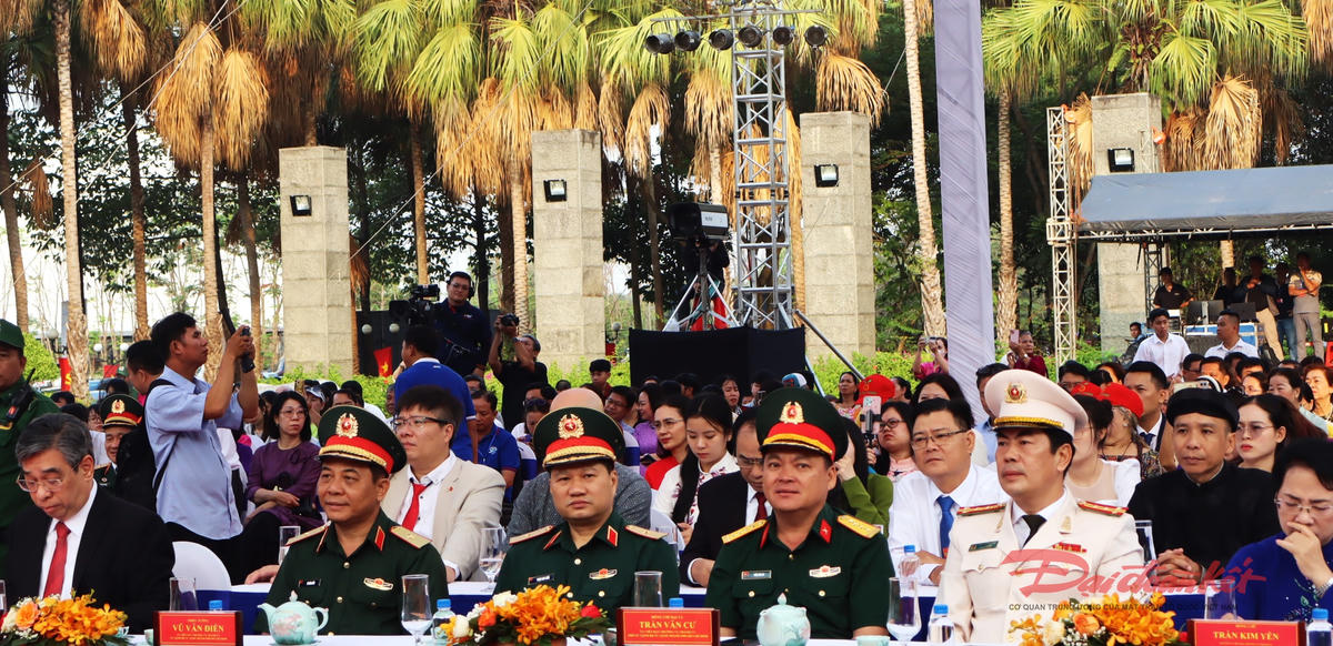 Các đại biểu tham dự khai mạc Lễ giỗ Tổ Hùng Vương. Ảnh: T.Luân.