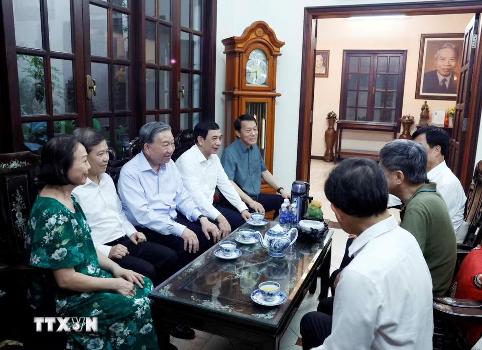 Tổng Bí thư, Chủ tịch nước Tô Lâm cùng Đoàn công tác của Trung ương thăm hỏi thân nhân gia đình Chủ tịch Hội đồng Bộ trưởng Phạm Hùng. (Ảnh: Thống Nhất/TTXVN)