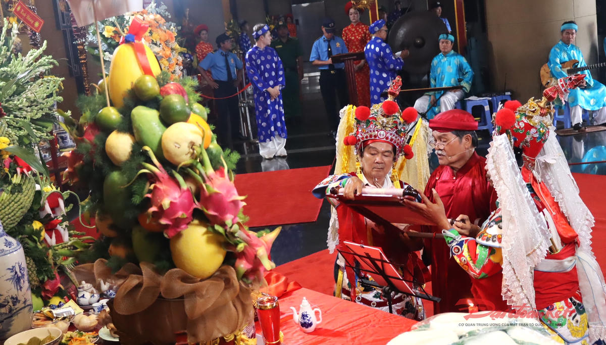 Ban nghi lễ của Khu tưởng niệm các Vua Hùng thực hiện nghi thức dâng hương tưởng niệm Quốc tổ Hùng Vương. Ảnh: T.Luân.