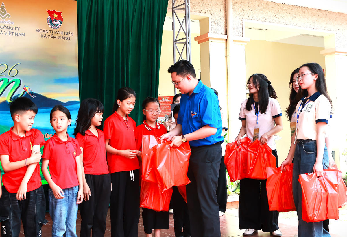 Chương trình đã trao tặng nhiều phần quà ý nghĩa, dành tặng cho các em học sinh có hoàn cảnh khó khăn.