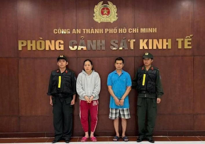 02 vợ chồng Nguyễn Thị Mỹ Phụng và Phạm Tuấn Thanh tại cơ quan công an.