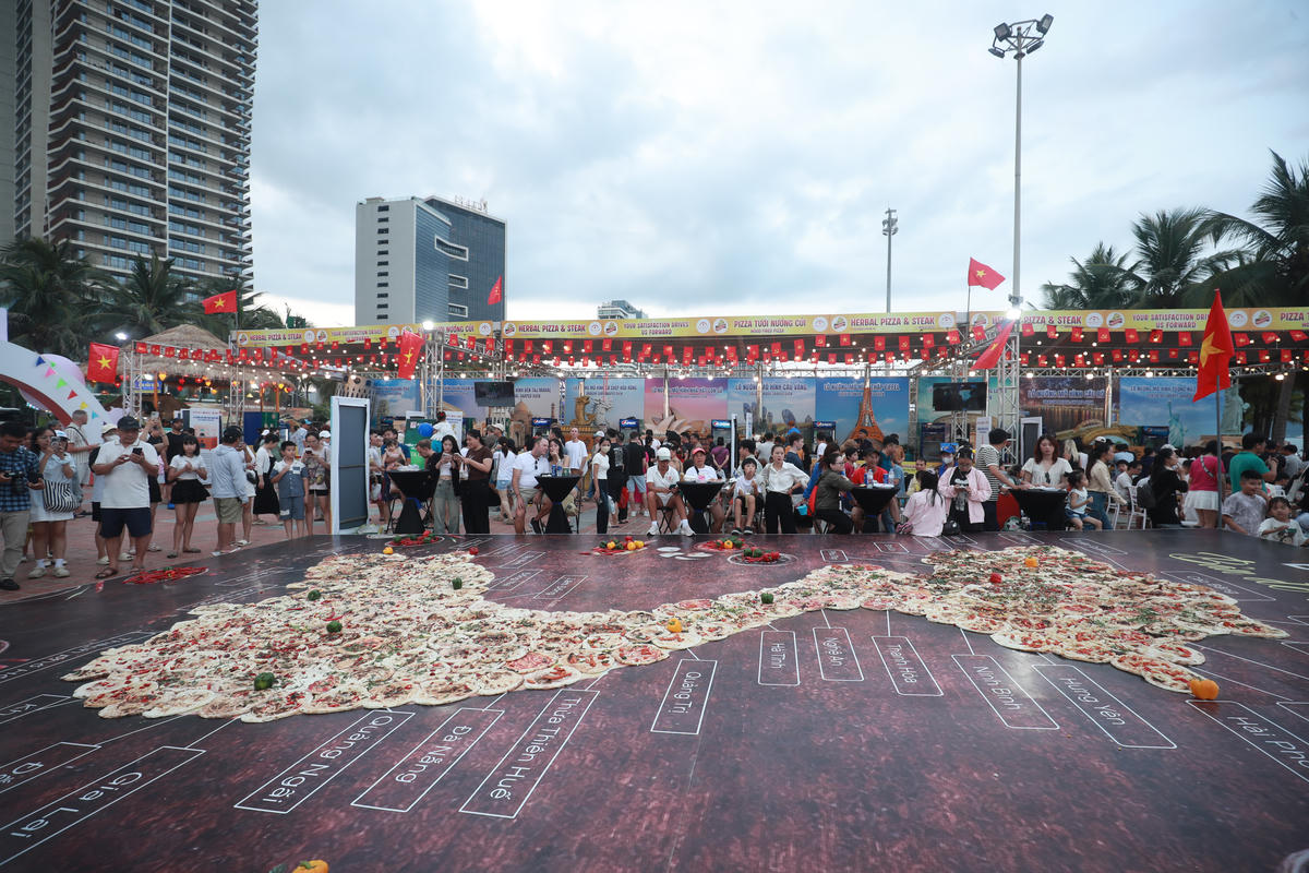 Đông đảo du khách đổ về mùa du lịch biển Đà Nẵng 2026