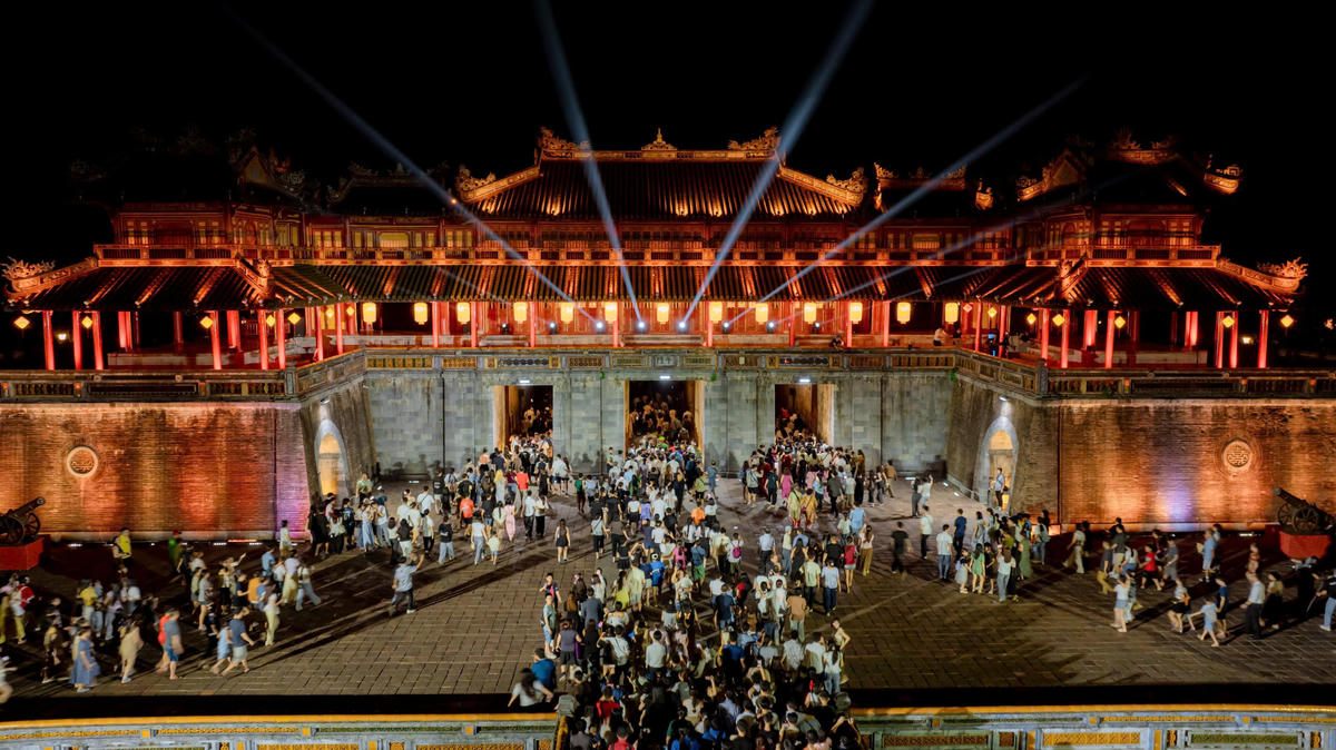 Tiếp đến, du khách sẽ được bước vào không gian ánh sáng huyền ảo với hệ thống đuốc thắp sáng, trình diễn 3D mapping họa tiết cung đình ở cầu Trung Đạo. Màn múa đèn lồng của các cung nữ tiếp sau đó sẽ tạo nên hành trình dẫn dắt giàu cảm xúc, đưa người xem vào khu vực sân Đại Triều Điện Thái Hòa.&nbsp; Ảnh: T.T.