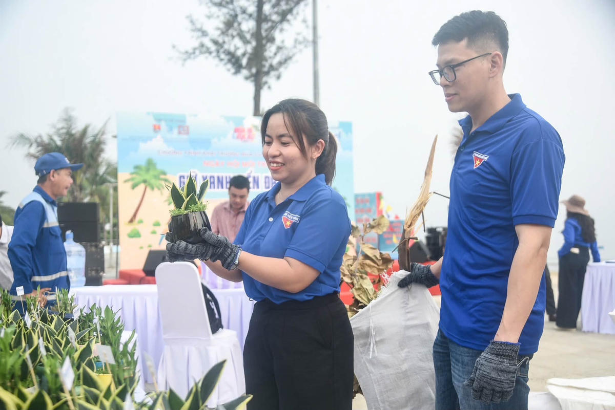 Đông đảo du khách đổ về mùa du lịch biển Đà Nẵng 2026