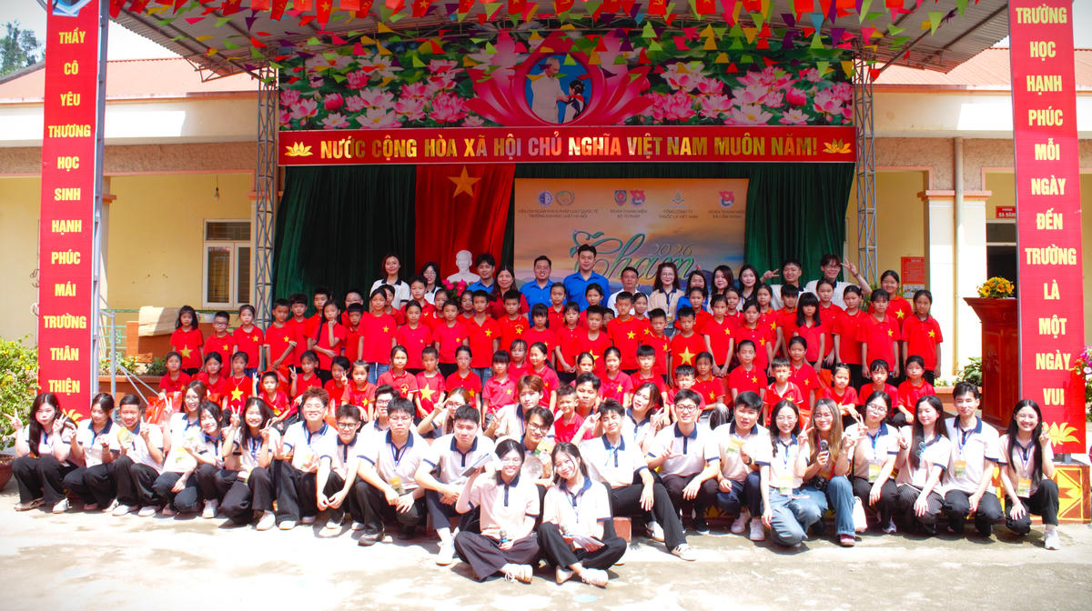 Ban tổ chức chương trình và các em học sinh chụp ảnh kỷ niệm.