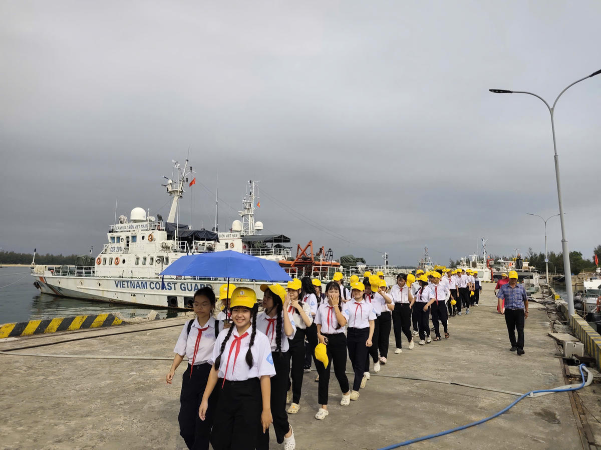 Học sinh các trường tham quan thực tế. Ảnh: CV.