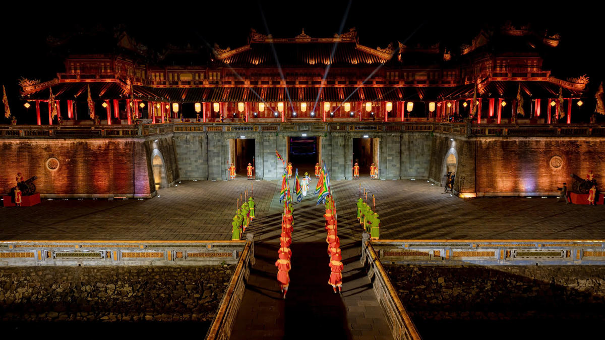 Mở đầu chương trình là Lễ Đổi gác tại Ngọ Môn kết hợp hiệu ứng khai hỏa thần công, đánh dấu thời khắc mở cửa Hoàng cung.&nbsp; Ảnh: T.T.