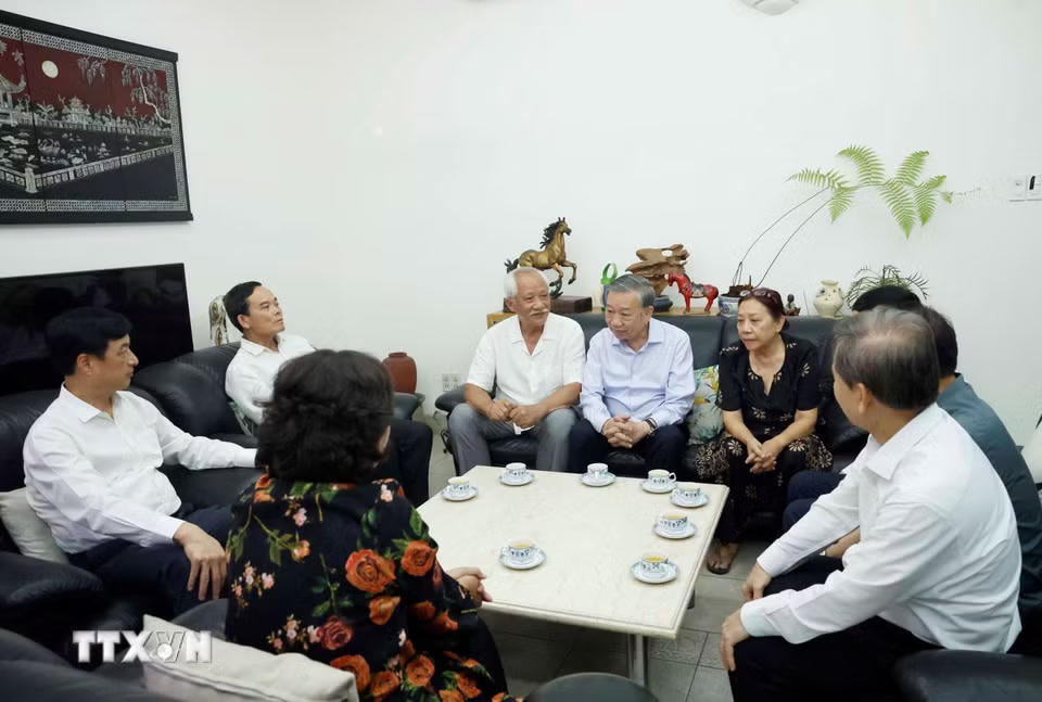 Tổng Bí thư, Chủ tịch nước Tô Lâm cùng Đoàn công tác của Trung ương thăm hỏi thân nhân gia đình Tổng Bí thư Nguyễn Văn Linh. (Ảnh: Thống Nhất/TTXVN)