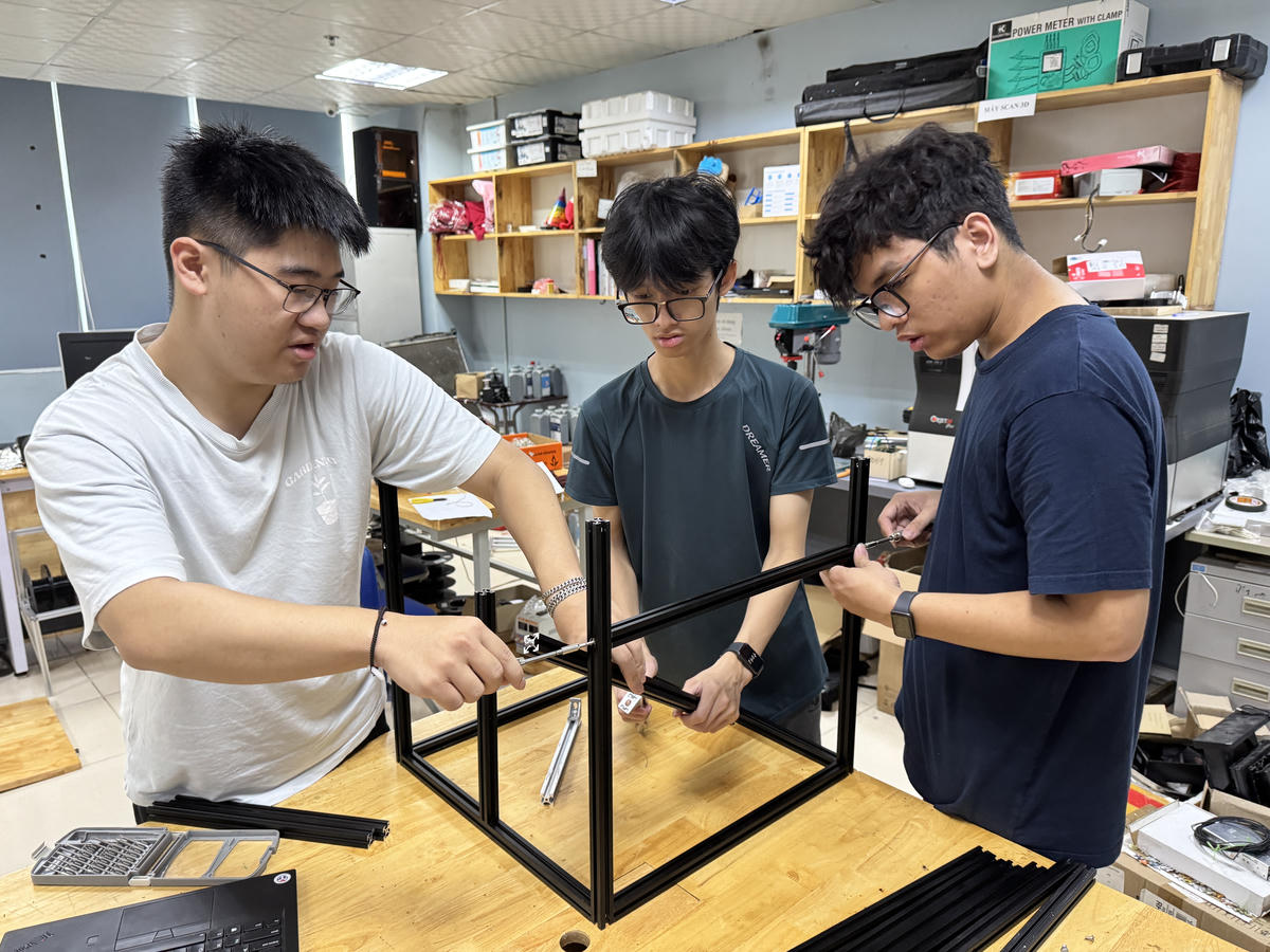 Các thành viên Fablab (Trường Đại học Khoa học và Công nghệ Hà Nội) cùng nhau triển khai và thực hiện các ý tưởng sáng tạo. Ảnh: USTH.