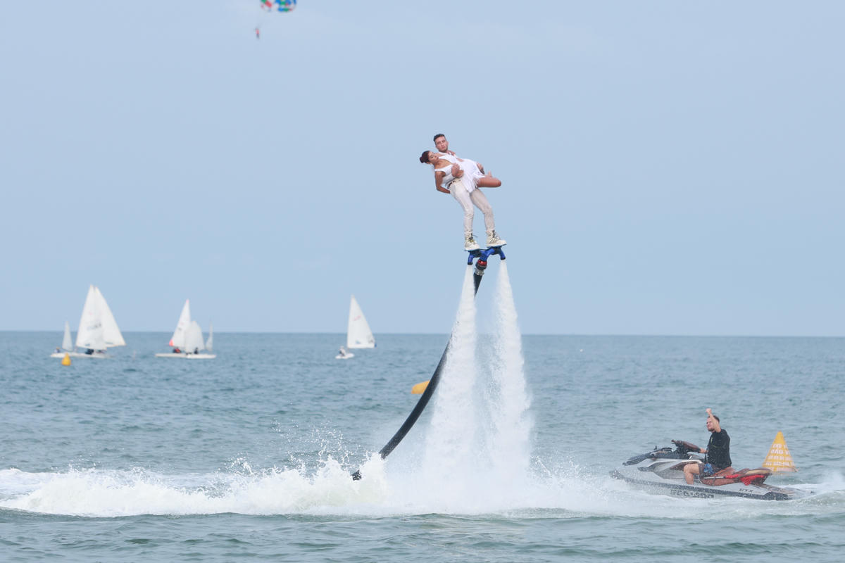 Đông đảo du khách đổ về mùa du lịch biển Đà Nẵng 2026