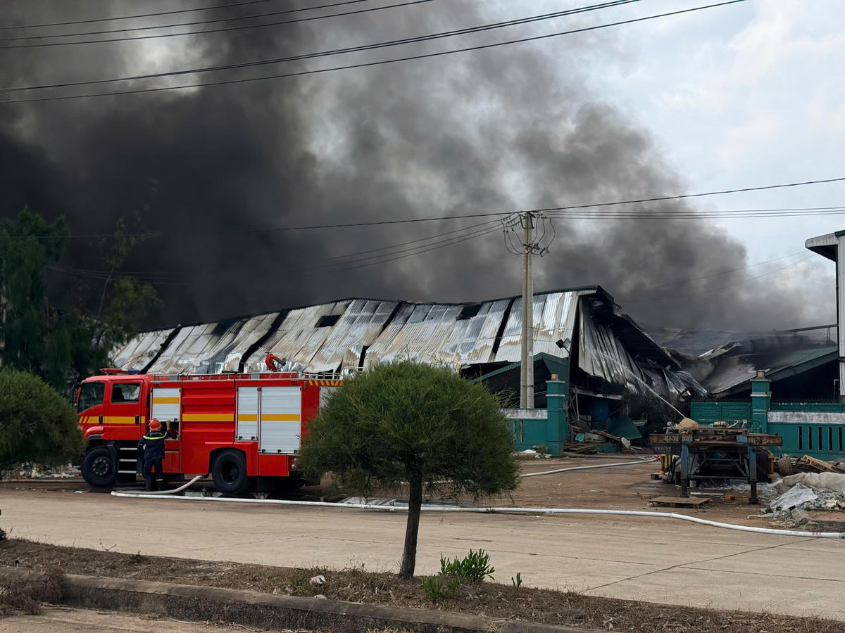 Lực lượng&nbsp;Cảnh sát chữa cháy và cứu nạn, cứu hộ,&nbsp; Công an tỉnh Gia Lai có mặt tại hiện trường dập lửa. Ảnh: CV.