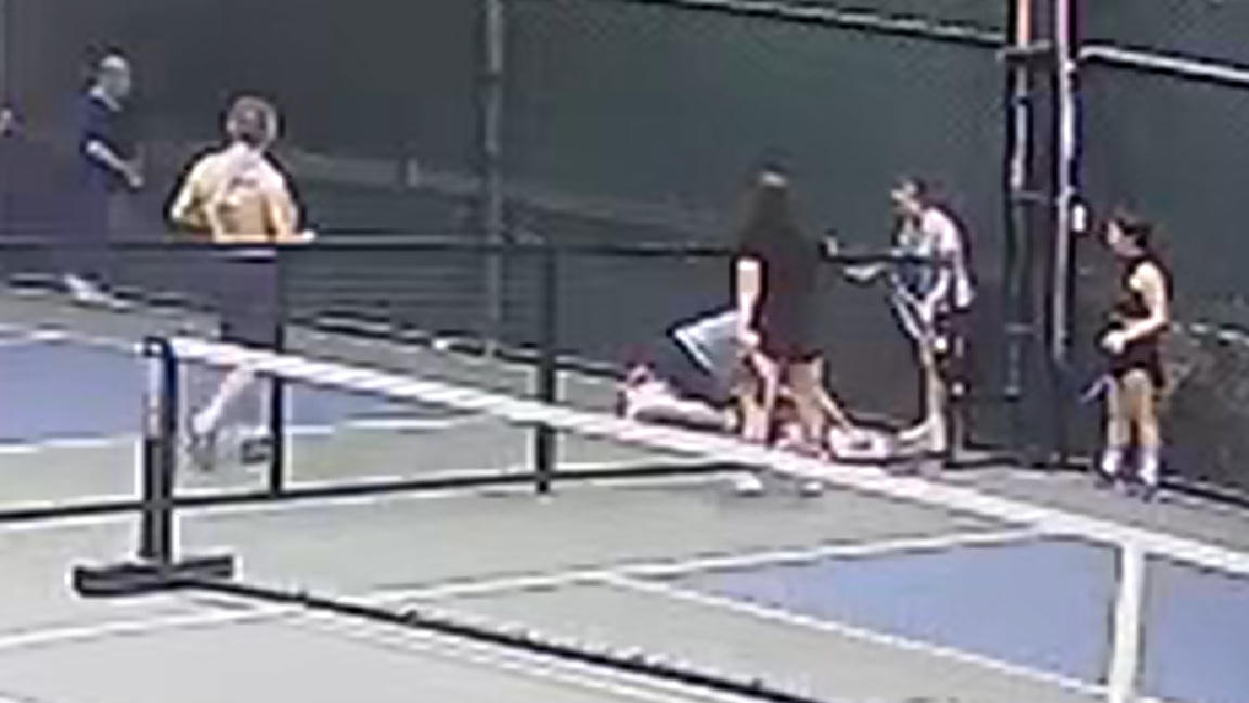Hiện trường vụ cấp cứu người ngưng tim tại sân pickleball. Ảnh cắt từ clip