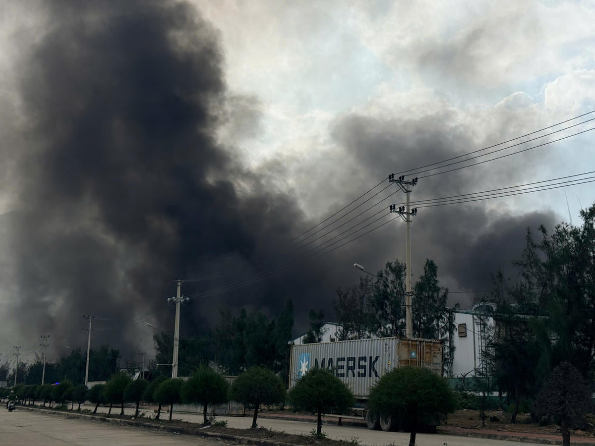 Khói đen bốc cháy tại&nbsp;nhà xưởng của Công ty TNHH Tổng hợp Tân Đại Hưng. Ảnh: CV.
