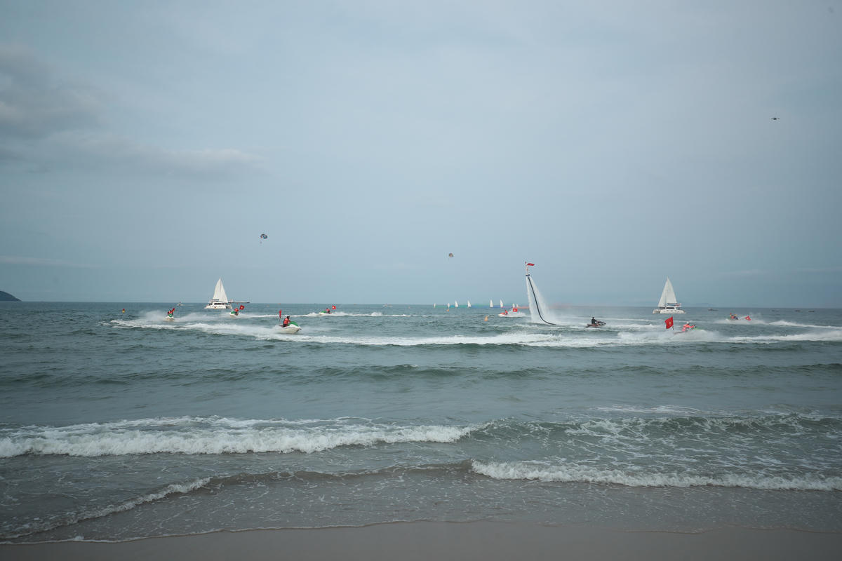 Đông đảo du khách đổ về mùa du lịch biển Đà Nẵng 2026