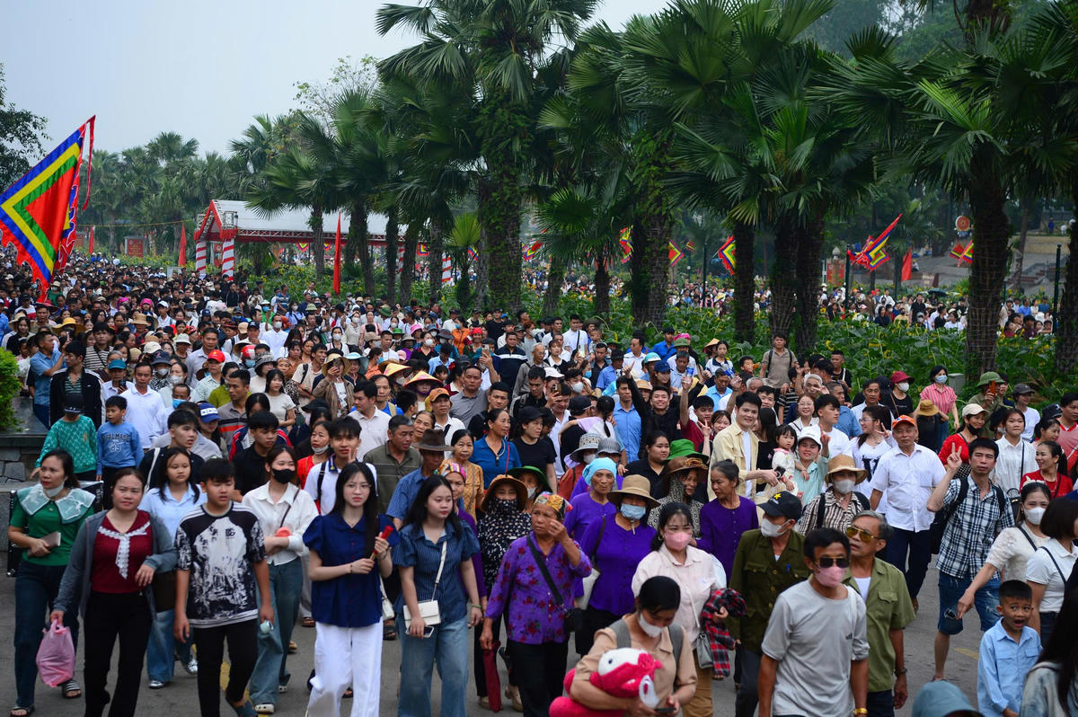 Người dân và du khách thập phương về dự lễ Giỗ tổ Hùng Vương.