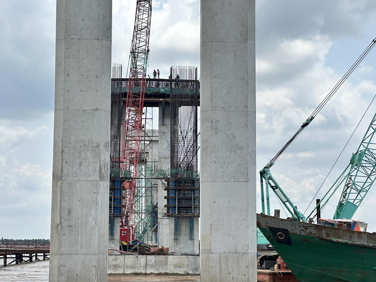  Công nhân thi công tại cầu Đại Ngãi 1 thực hiện hàn, bảo đảm tiến độ và yêu cầu kỹ thuật của công trình. (Ảnh: Trung Ngãi).