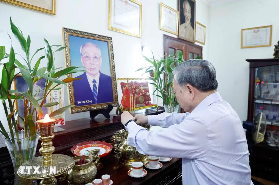 Tổng Bí thư, Chủ tịch nước Tô Lâm dâng hương tưởng nhớ Chủ tịch Hội đồng Nhà nước Võ Chí Công. (Ảnh: Thống Nhất/TTXVN)
