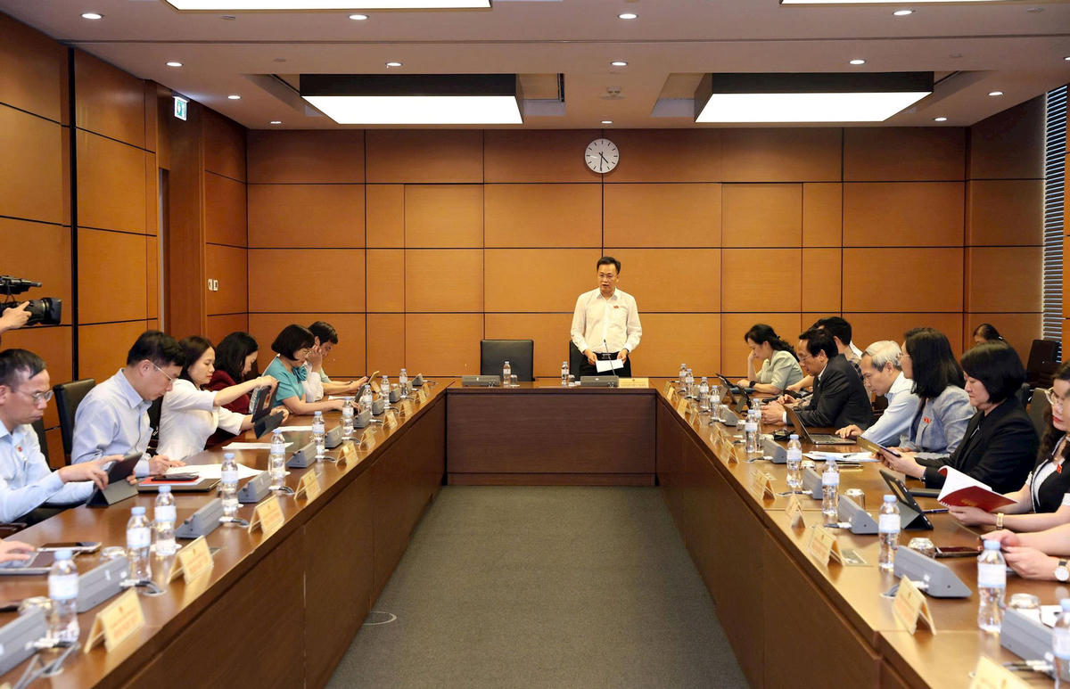 Quang cảnh Phiên thảo luận tại tổ chiều 21/4. Ảnh: T. Thành