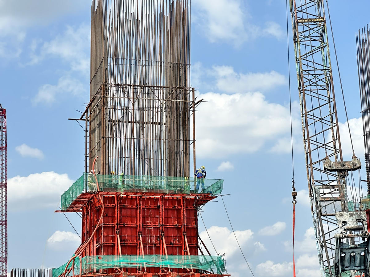 Thực hiện để bê tông tại các trụ cầu Đại Ngãi 1. (Ảnh: Trung Ngãi).