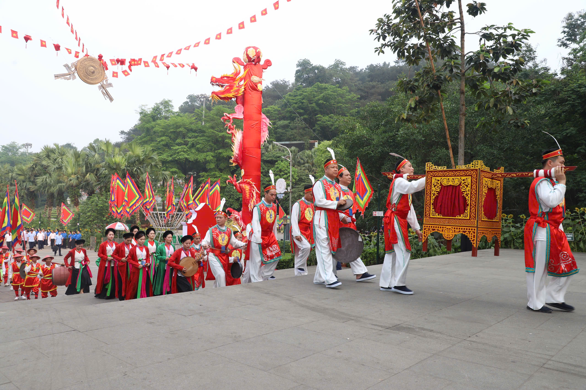 Tổng Bí thư, Chủ tịch nước Tô Lâm cùng đồng bào dâng hương tưởng niệm các Vua Hùng
