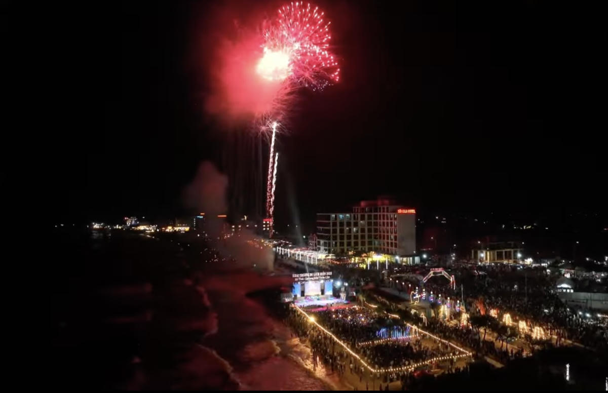 Khép lại đêm khai trương là màn bắn pháo hoa kéo dài 15 phút với 130 giàn, thắp sáng bầu trời Thiên Cầm. Ảnh: Cẩm Kỳ&nbsp;