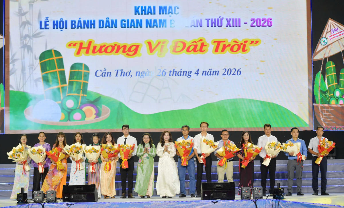 Đại diện lãnh đạo TP trao hoa cảm ơn nhà tài trợ. Ảnh TP.