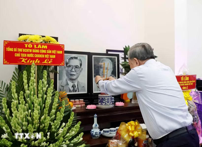 Tổng Bí thư, Chủ tịch nước Tô Lâm dâng hương tưởng nhớ Tổng Bí thư Nguyễn Văn Linh. (Ảnh: Thống Nhất/TTXVN).