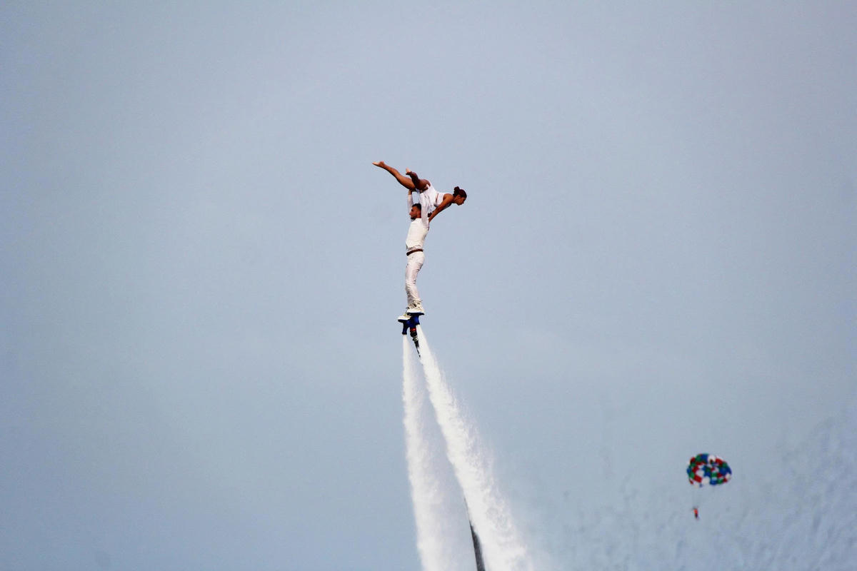 Đông đảo du khách đổ về mùa du lịch biển Đà Nẵng 2026