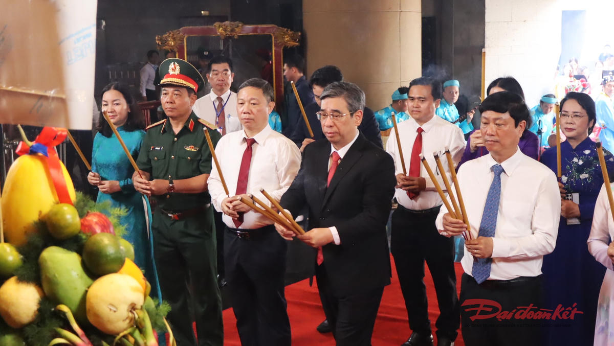 Ông Nguyễn Phước Lộc cùng các đại biểu dâng hương tưởng niệm Quốc Tổ Hùng Vương. Ảnh: T.Luân.