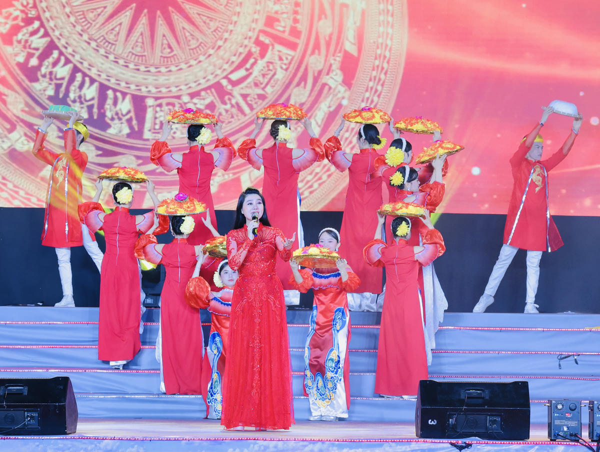 Tiết mục văn nghệ tại lễ khai mạc lễ hội. Ảnh TP.