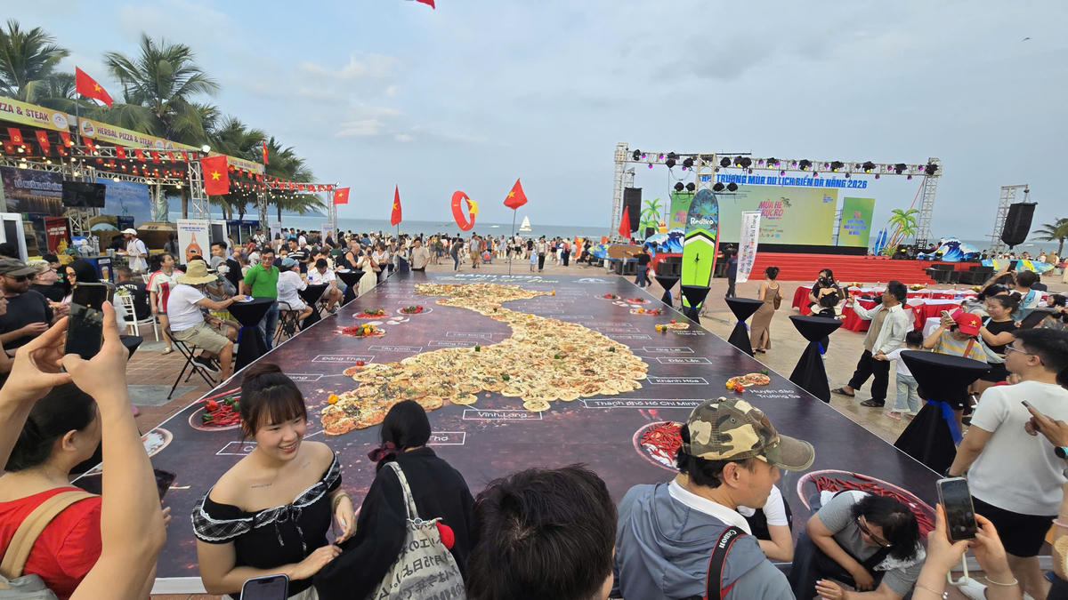 Đông đảo du khách đổ về mùa du lịch biển Đà Nẵng 2026