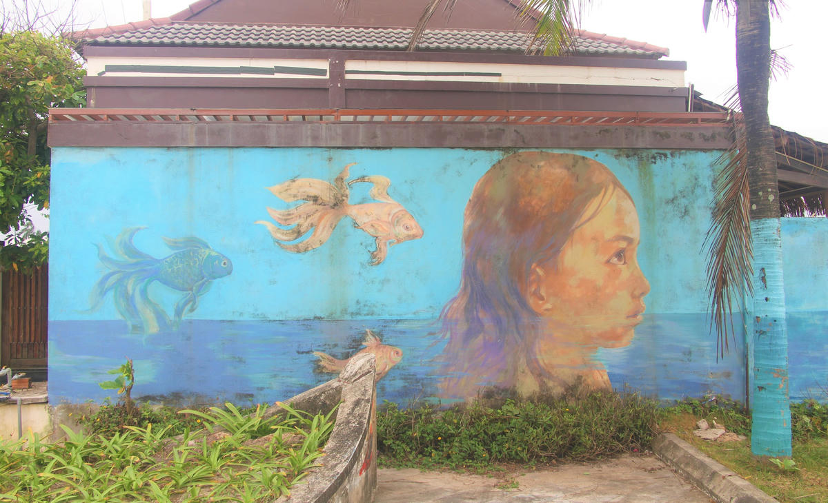 Một bức tranh vẽ nàng tiên cá ở làng chài ven biển, thôn Hòa Trung đã bị phai mờ. Ảnh: Tấn Thành.