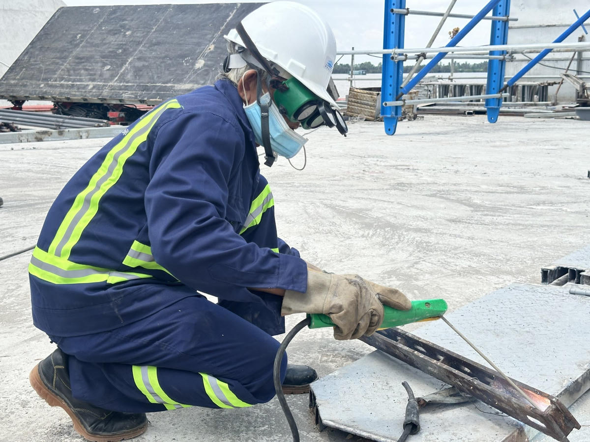 Trên công trường cầu Đại Ngãi 1, ông Đinh Lê Thông, Giám đốc dự án cầu Đại Ngãi (bìa phải) đang kiểm tra hiện trường, chỉ đạo hướng thi công và điều phối thiết bị cơ giới phục vụ triển khai dự án. (Ảnh: Trung Ngãi).