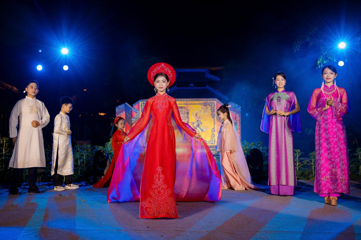 Hàng nghìn người dân đến Đại Nội Huế xem Hoàng cung huyền ảo về đêm