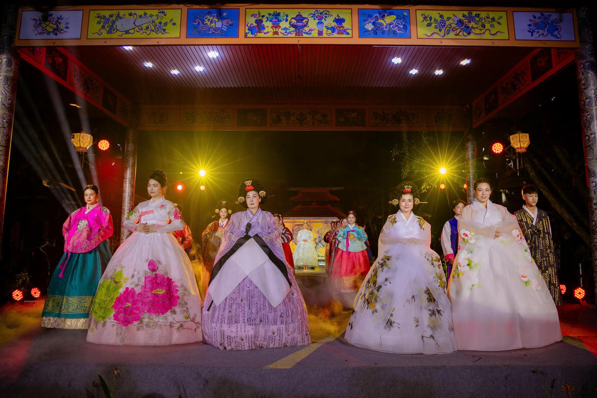 Tiết mục trình diễn Áo dài Huế kết hợp Hanbok, tạo nên sự giao thoa văn hóa thú vị. Ảnh: T.T.