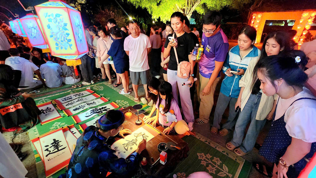 Bên cạnh các nghi lễ cung đình, chương trình “Hoàng cung Huyền ảo” còn mở ra nhiều không gian trải nghiệm đa dạng như trò chơi cung đình.&nbsp; Ảnh: T.T.