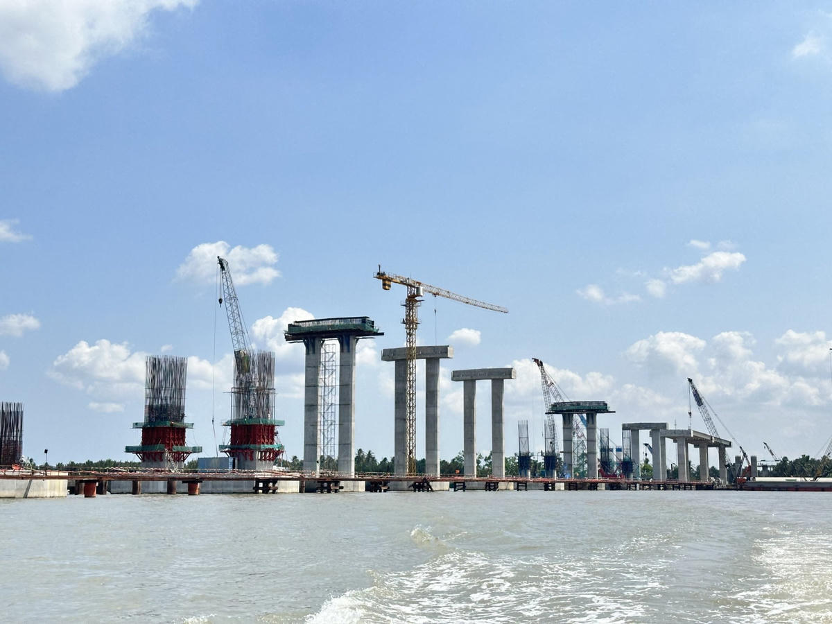 Tại trụ 24, dự án cầu Đại Ngãi 1, công nhân kỹ thuật đang “đội nắng” thi công. (Ảnh: Trung Ngãi).