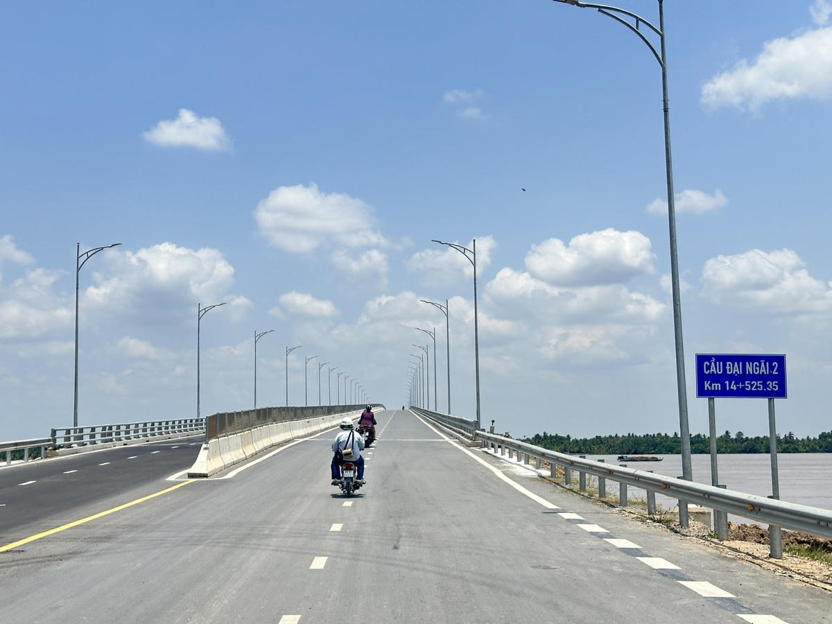 Dự án cầu Đại Ngãi bắc qua sông Hậu, là công trình trọng điểm thuộc Quốc lộ 60, nối liền tỉnh Vĩnh Long với TP Cần Thơ đang được khẩn trương khai thác. (Ảnh: Trung Ngãi)
