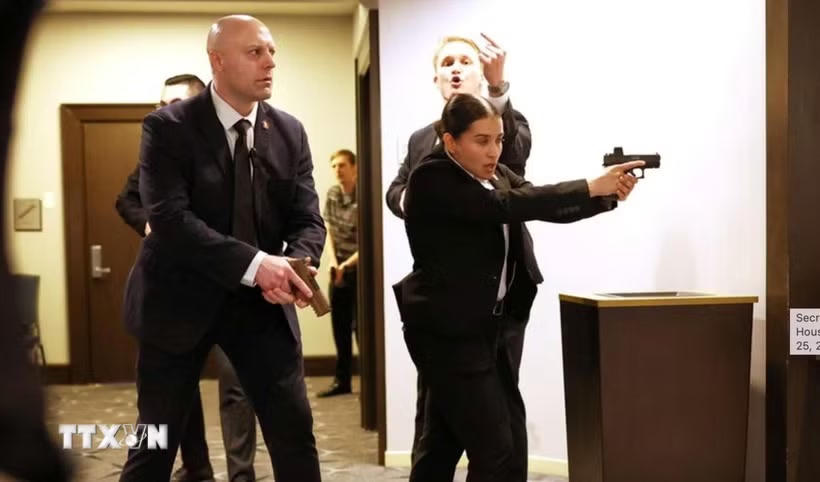 Nhân viên an ninh Mỹ phản ứng trong vụ nổ súng tại buổi tiệc do Hiệp hội các phóng viên Nhà Trắng tổ chức ở khách sạn Hilton Washington, tối 25/4. (Ảnh: Reuters/TTXVN).