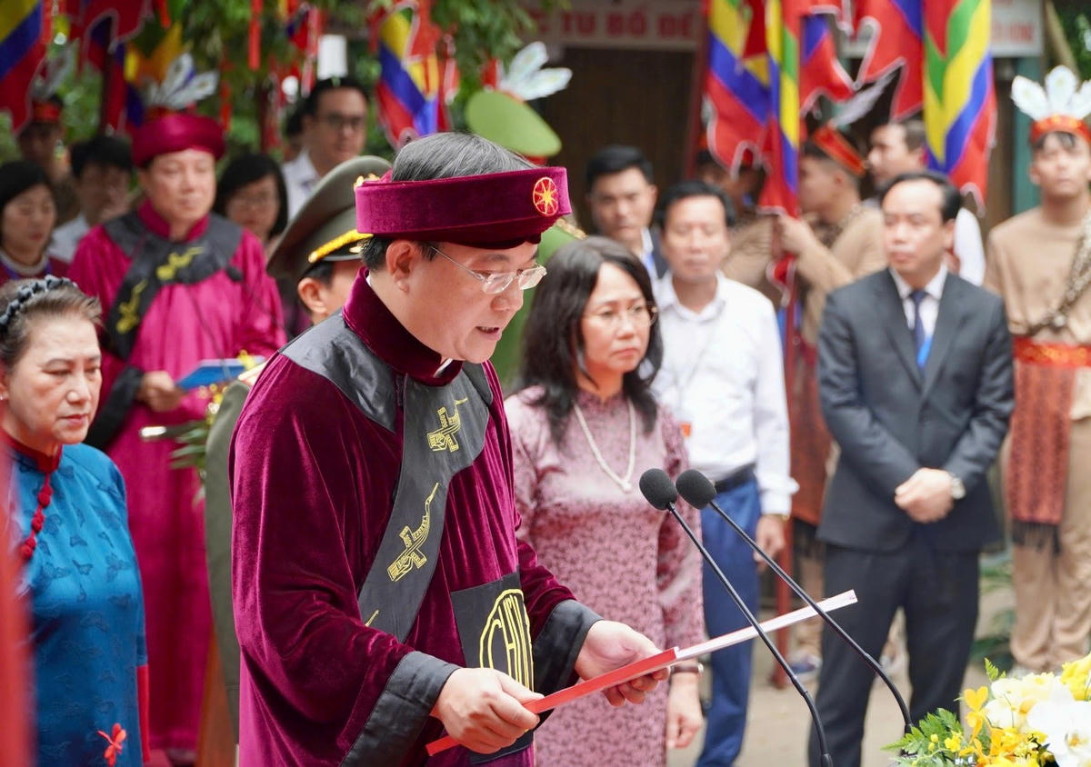 Chủ tịch UBND tỉnh Phú Thọ&nbsp;Trần Duy Đông&nbsp;kính cẩn đọc Chúc văn tưởng niệm các Vua Hùng. Ảnh:&nbsp;phutho.gov.vn.