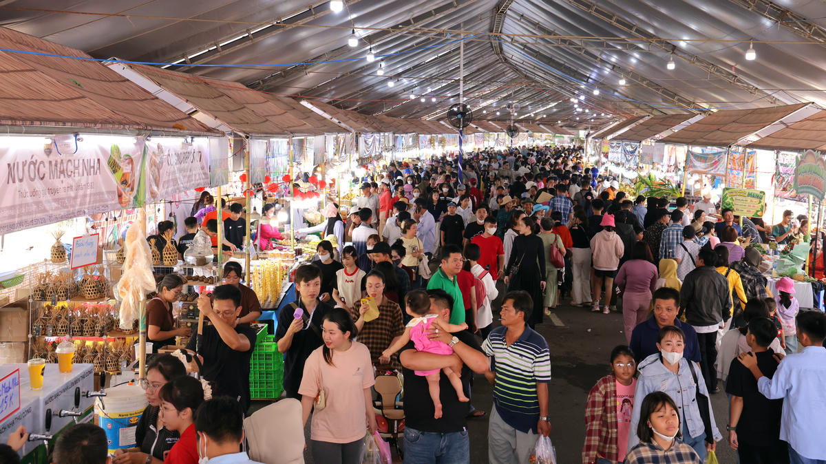 Ngày đầu tiên diễn ra Lễ hội, nhiều người dân và du khách đã tranh thủ đến tham quan từ sáng sớm. Ảnh TP