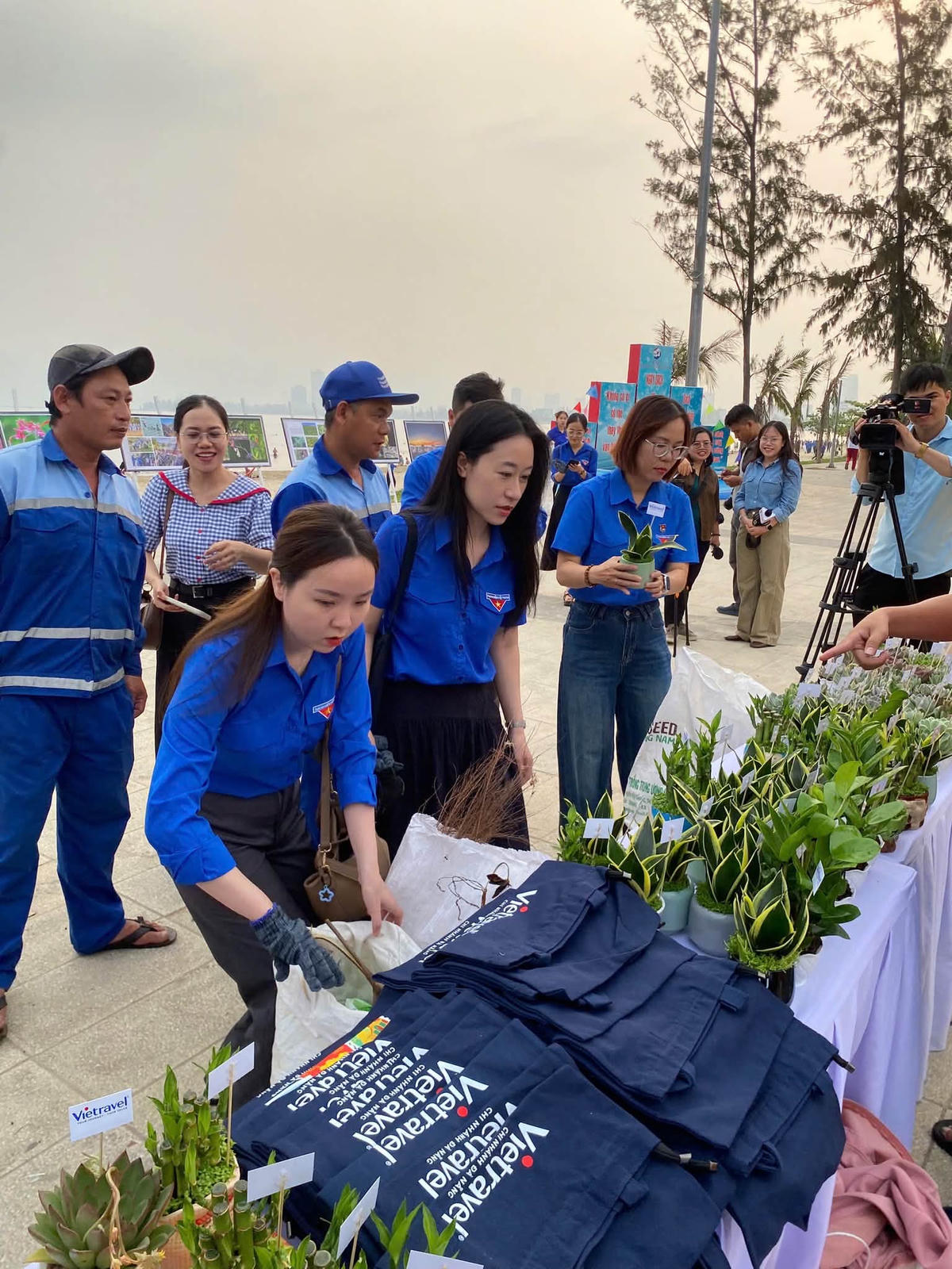 Đông đảo du khách đổ về mùa du lịch biển Đà Nẵng 2026