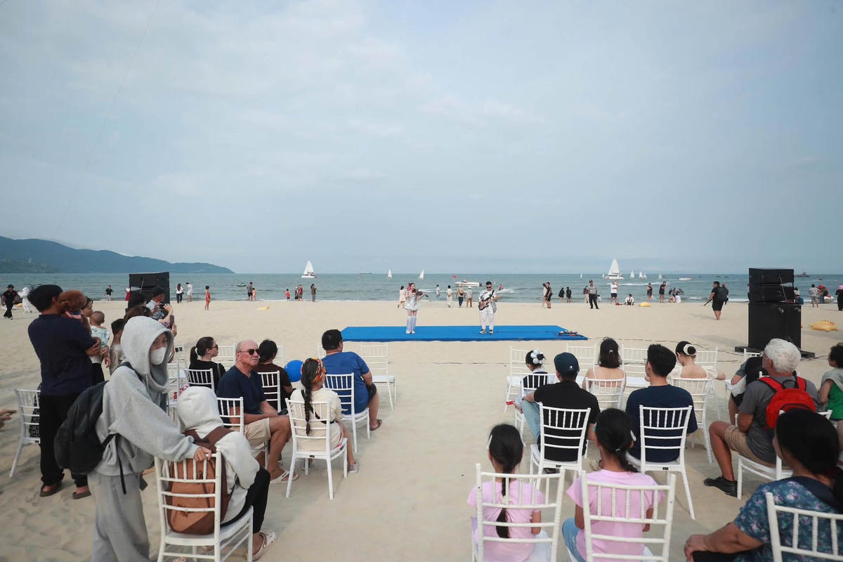 Đông đảo du khách đổ về mùa du lịch biển Đà Nẵng 2026