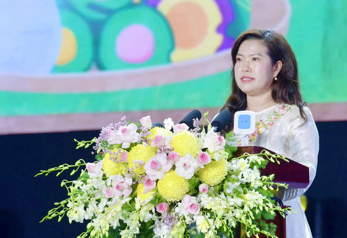 Bà Nguyễn Thị Ngọc Điệp, Phó Chủ tịch UBND TP Cần Thơ, Trưởng Ban tổ chức Giỗ Tổ Hùng Vương và Lễ hội Bánh dân gian Nam Bộ lần thứ XIII năm 2026 phát biểu tại lễ khai mạc. Ảnh TP.