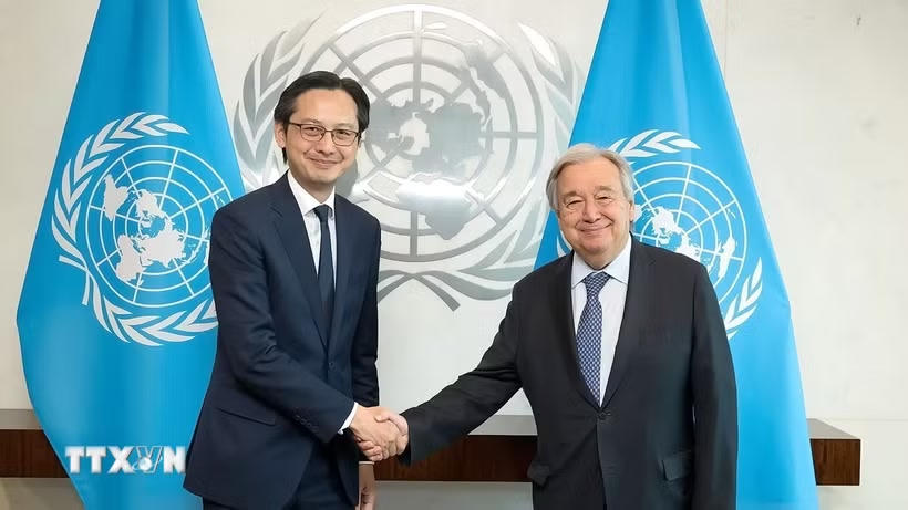 Đại sứ Đỗ Hùng Việt hội kiến Tổng thư ký Liên hợp quốc António Guterres. (Ảnh: Thanh Tuấn/TTXVN).